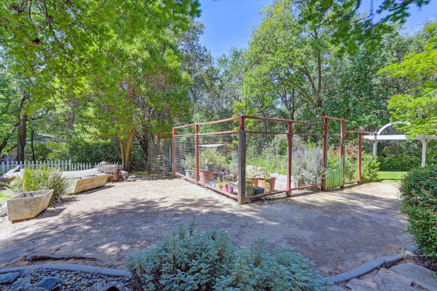 Detail Gallery Image 69 of 92 For 3710 Sutter Hill Ln, Carmichael,  CA 95608 - 4 Beds | 3/1 Baths