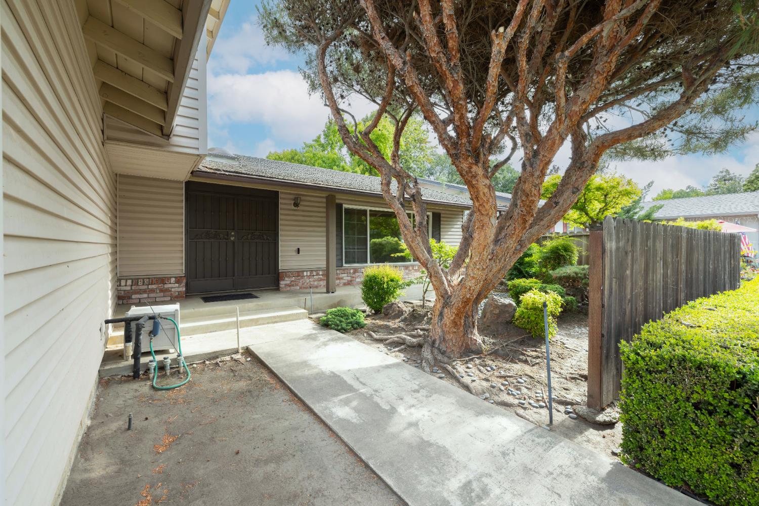Detail Gallery Image 4 of 52 For 1917 Santa Fe Dr, Stockton,  CA 95209 - 4 Beds | 3 Baths