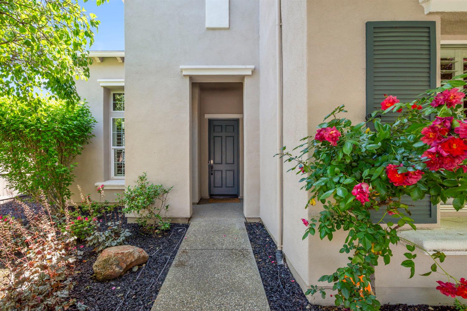 Detail Gallery Image 4 of 56 For 11896 Slate Falls Way, Rancho Cordova,  CA 95742 - 5 Beds | 3 Baths