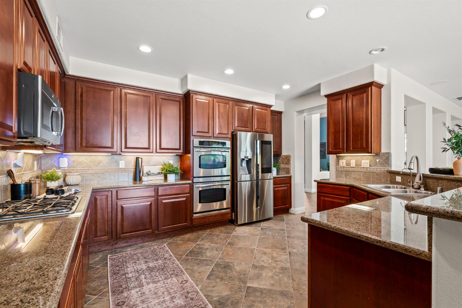 Detail Gallery Image 15 of 56 For 11896 Slate Falls Way, Rancho Cordova,  CA 95742 - 5 Beds | 3 Baths