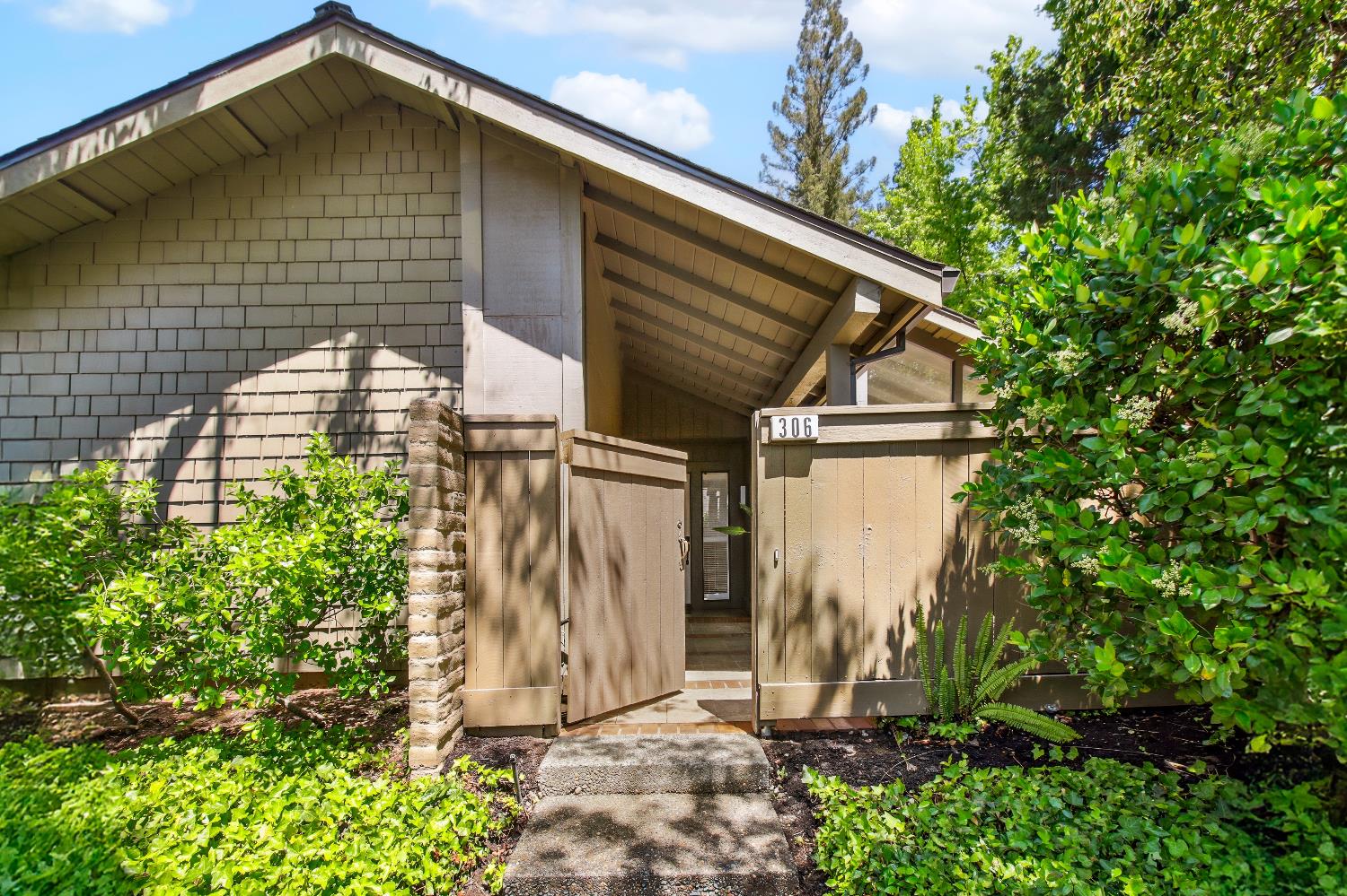 Detail Gallery Image 3 of 59 For 306 East Ranch Rd, Sacramento,  CA 95825 - 2 Beds | 2 Baths