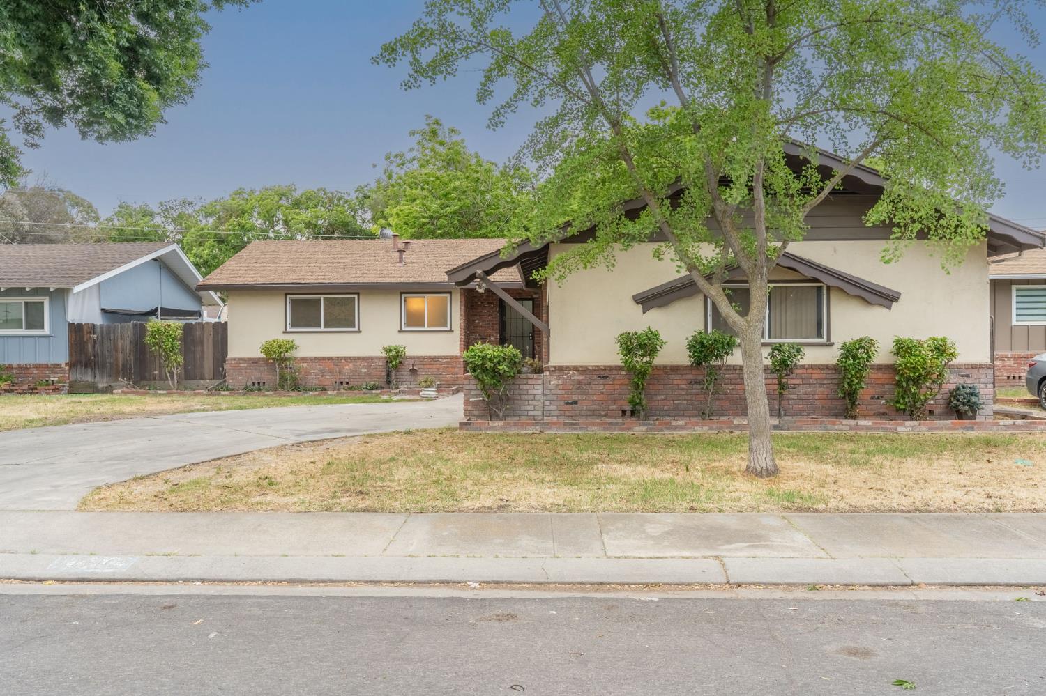 Detail Gallery Image 1 of 26 For 1610 Maplewood Dr, Modesto,  CA 95350 - 3 Beds | 2 Baths