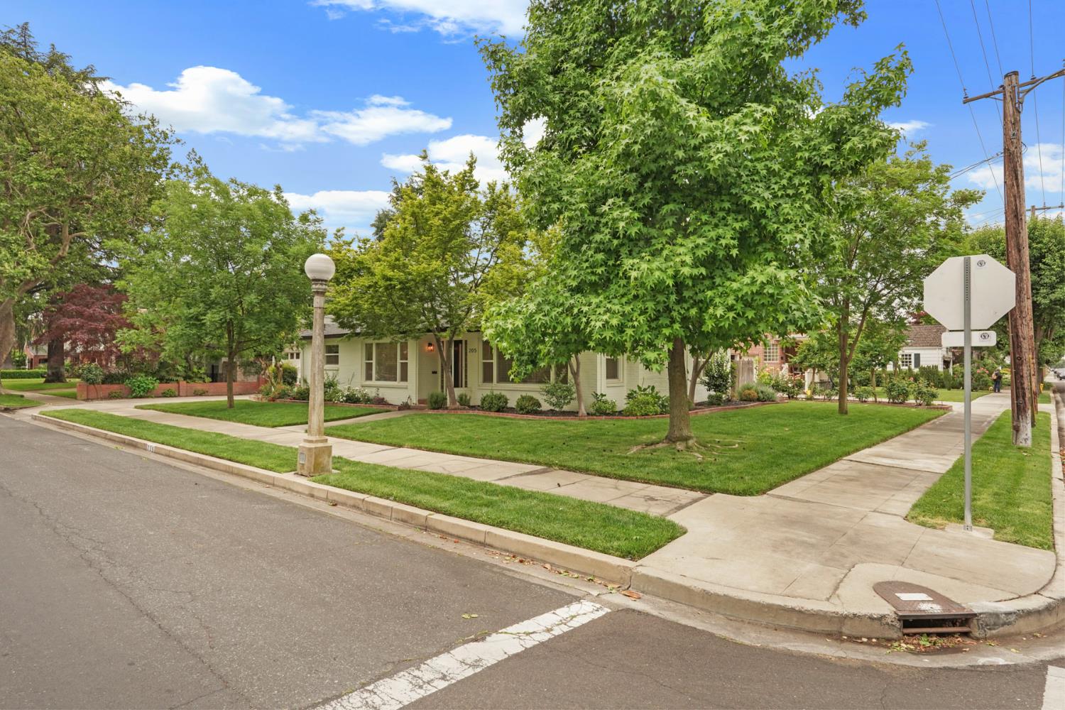 Detail Gallery Image 3 of 49 For 205 S Crescent Ave, Lodi,  CA 95240 - 3 Beds | 2 Baths