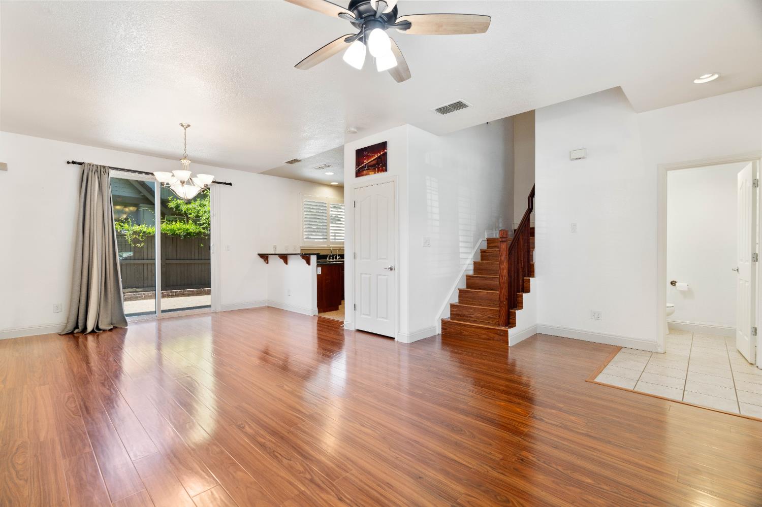 Detail Gallery Image 3 of 36 For 251 Martis Valley Cir, Sacramento,  CA 95835 - 4 Beds | 2/1 Baths