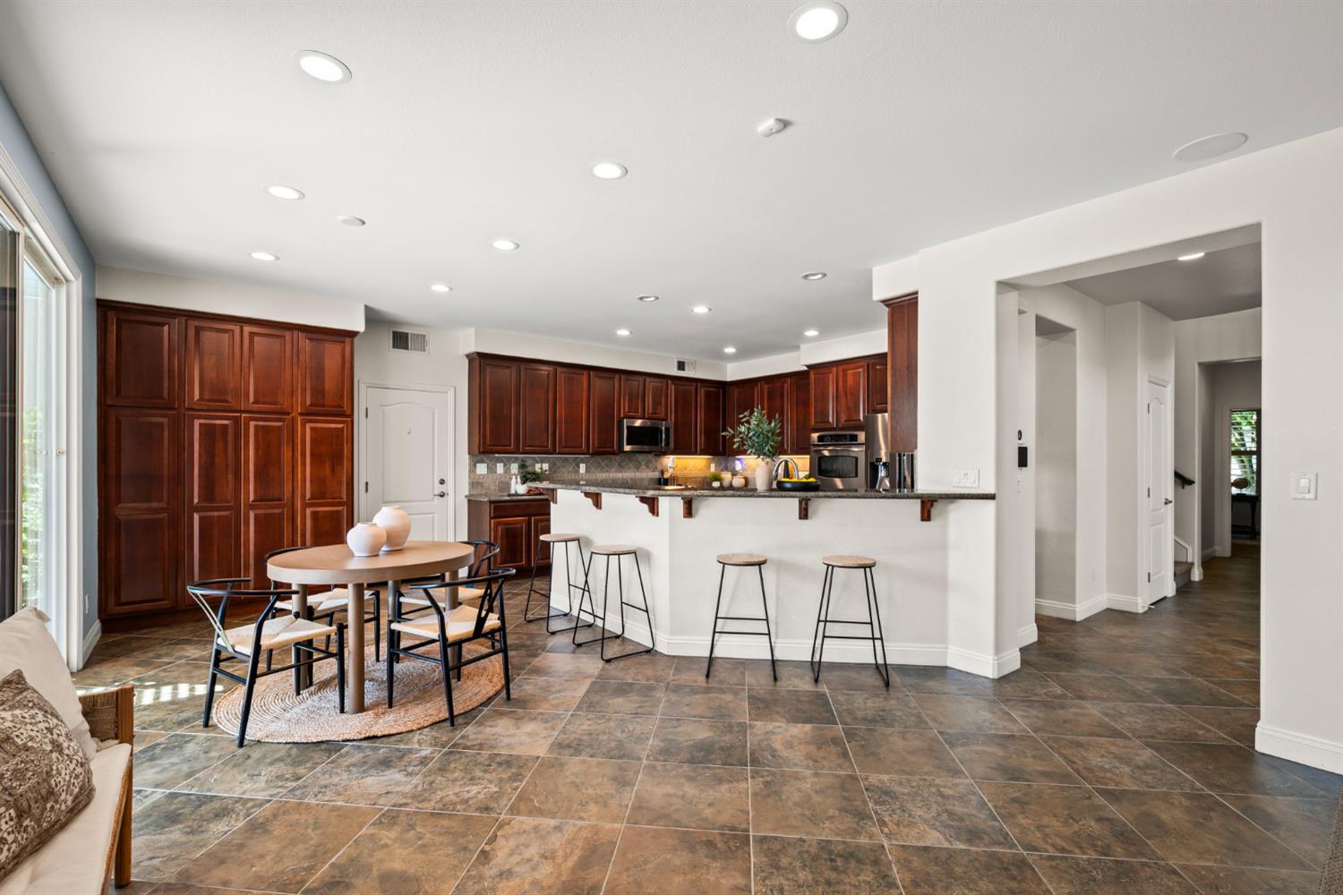 Detail Gallery Image 13 of 56 For 11896 Slate Falls Way, Rancho Cordova,  CA 95742 - 5 Beds | 3 Baths