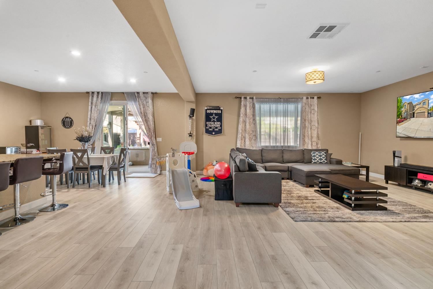 Detail Gallery Image 7 of 46 For 2317 Mathar Dr, Manteca,  CA 95337 - 5 Beds | 4/1 Baths