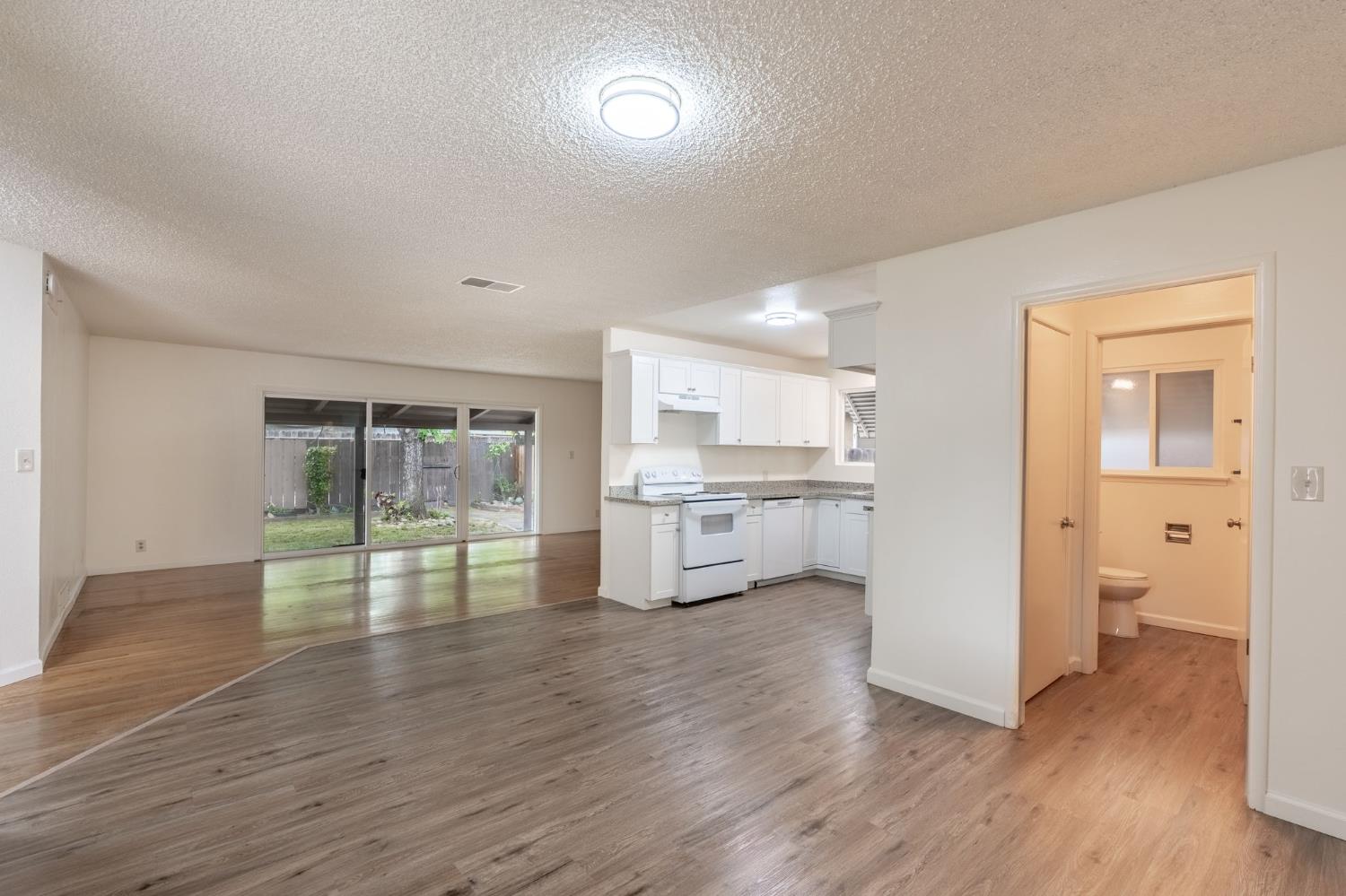 Detail Gallery Image 5 of 26 For 1610 Maplewood Dr, Modesto,  CA 95350 - 3 Beds | 2 Baths