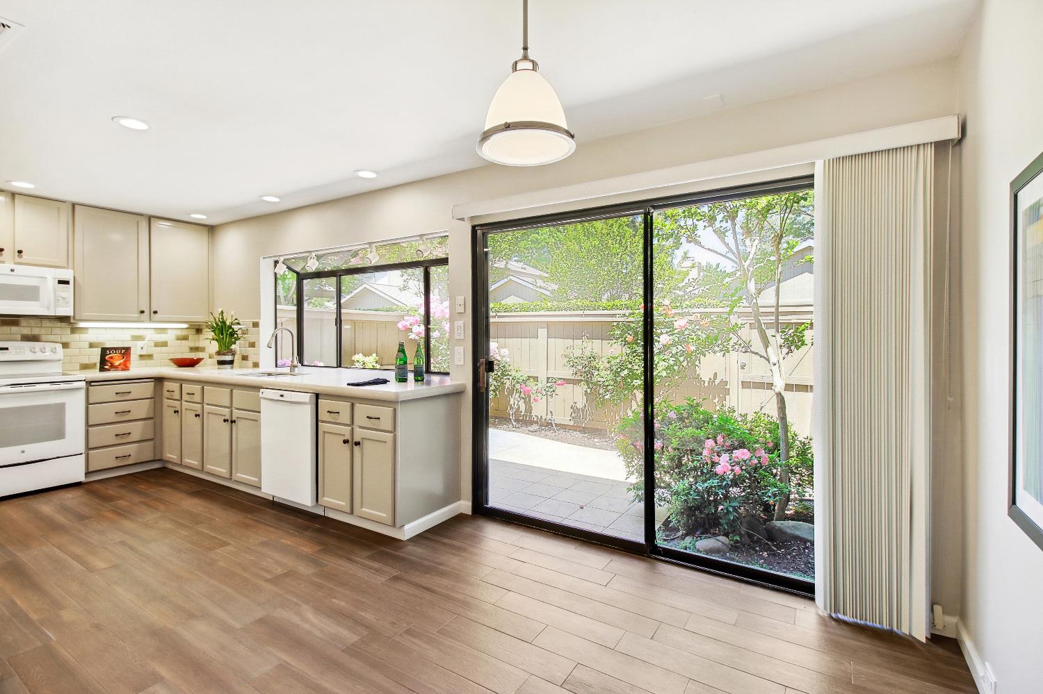Detail Gallery Image 23 of 59 For 306 East Ranch Rd, Sacramento,  CA 95825 - 2 Beds | 2 Baths