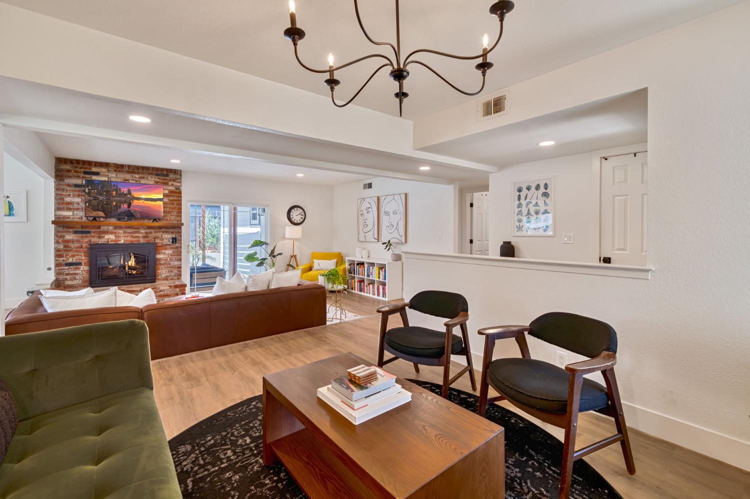 Detail Gallery Image 3 of 46 For 6469 Woodhills Way, Citrus Heights,  CA 95621 - 3 Beds | 2 Baths