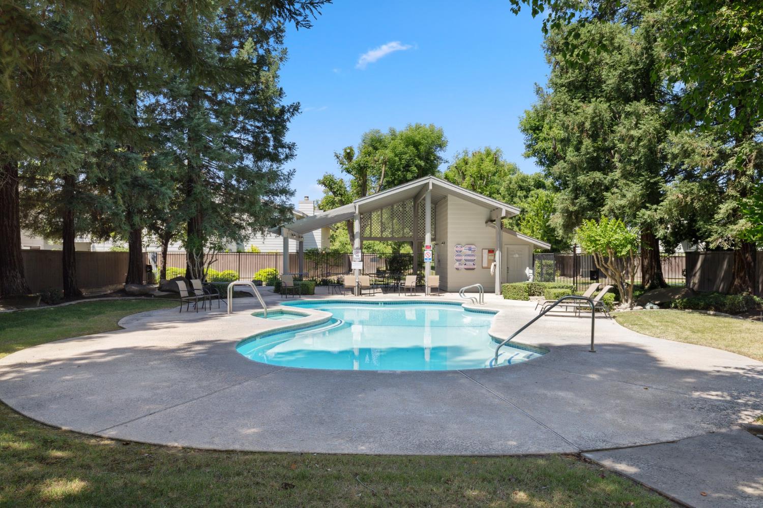 Detail Gallery Image 7 of 34 For 3350 M St #15,  Merced,  CA 95348 - 3 Beds | 2/1 Baths