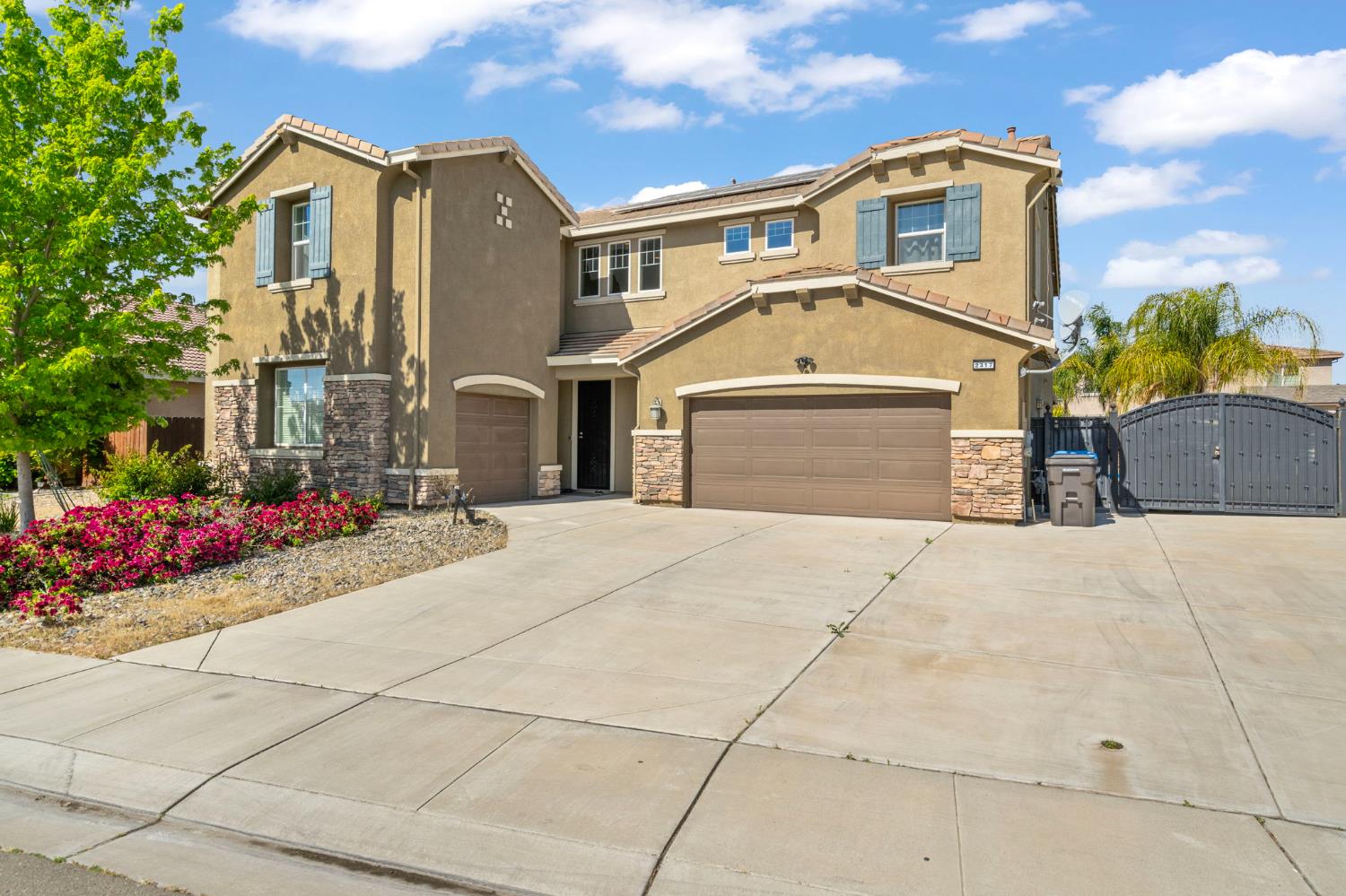 Detail Gallery Image 2 of 46 For 2317 Mathar Dr, Manteca,  CA 95337 - 5 Beds | 4/1 Baths