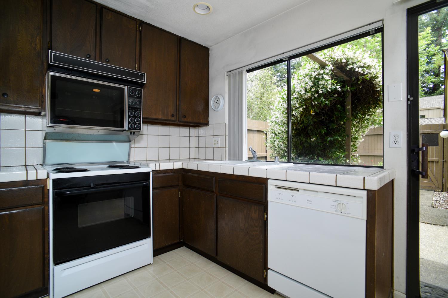 Detail Gallery Image 5 of 30 For 1112 Vanderbilt Way, Sacramento,  CA 95825 - 2 Beds | 2 Baths