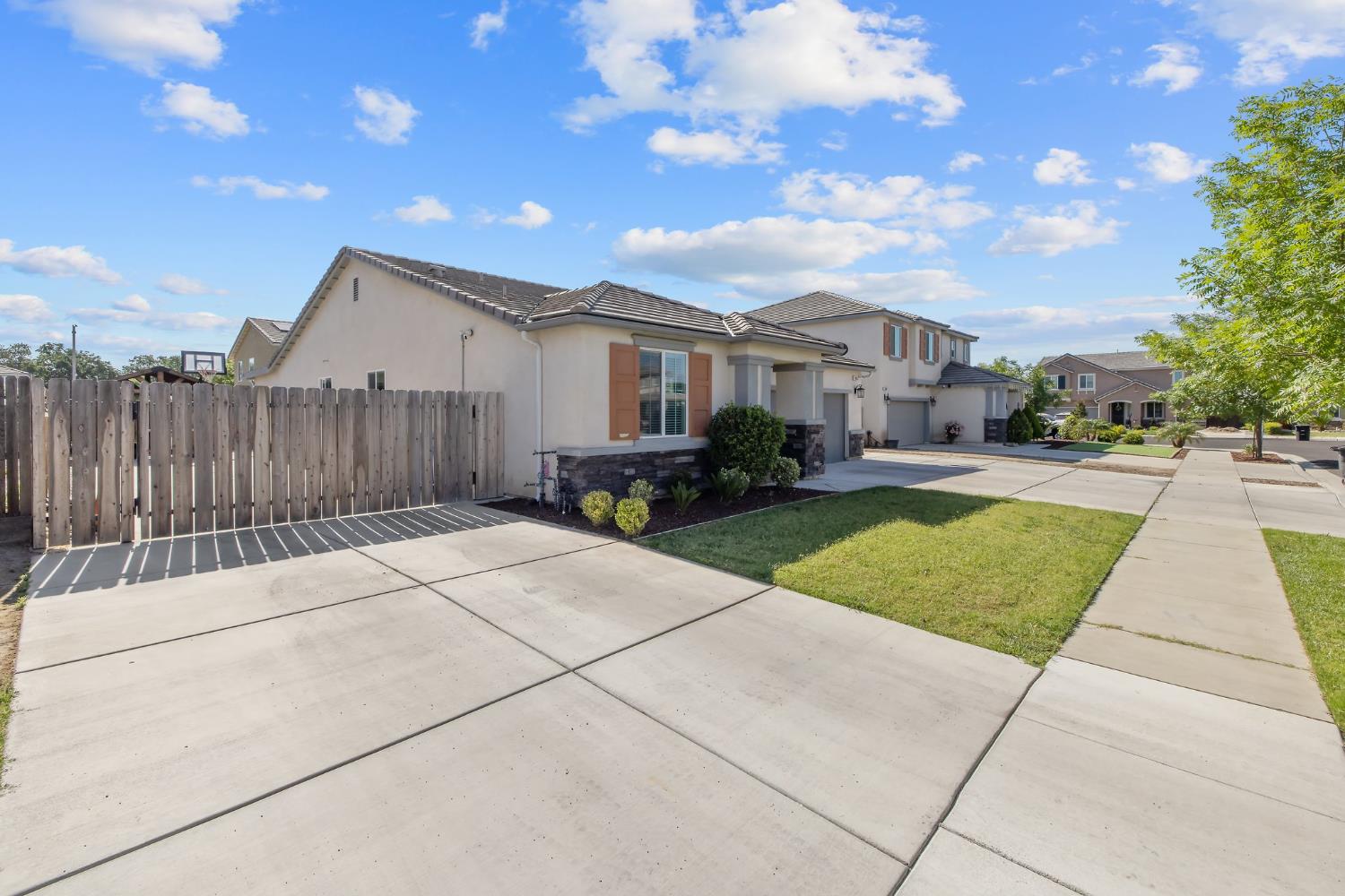 Detail Gallery Image 3 of 45 For 1066 Jade Way, Lemoore,  CA 93245 - 3 Beds | 2 Baths