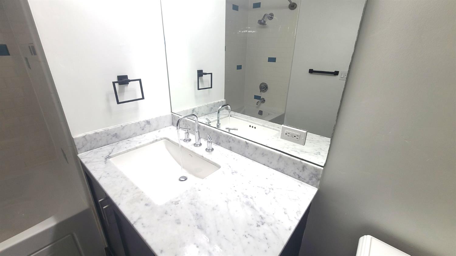 Detail Gallery Image 33 of 37 For 330 13th St 1a,  Oakland,  CA 94612 - 1 Beds | 1/1 Baths