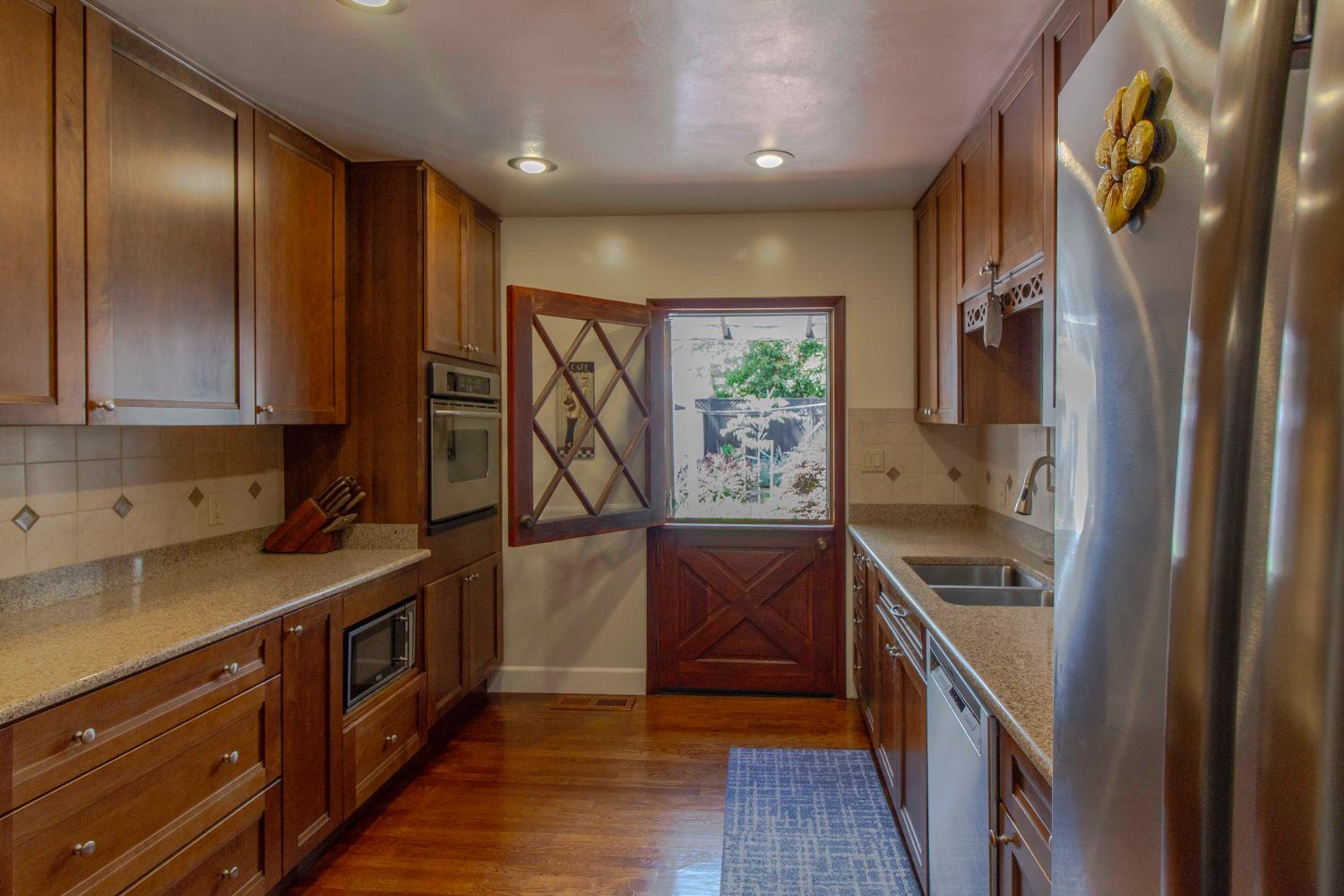 Detail Gallery Image 8 of 25 For 1997 Oxford St, Sacramento,  CA 95815 - 5 Beds | 3 Baths