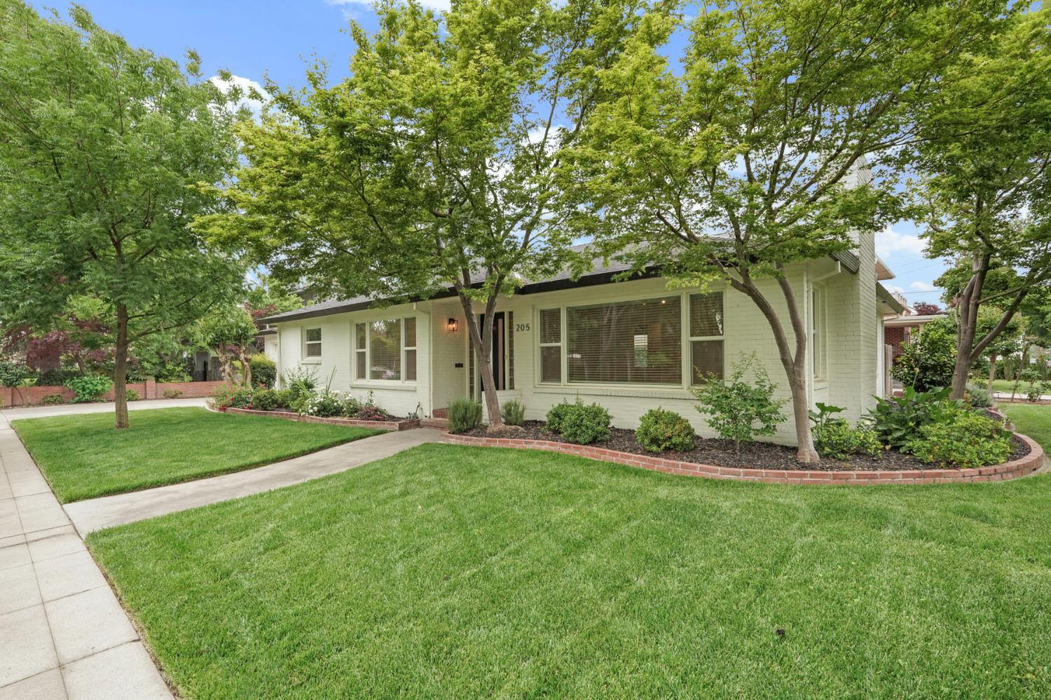 Detail Gallery Image 4 of 49 For 205 S Crescent Ave, Lodi,  CA 95240 - 3 Beds | 2 Baths