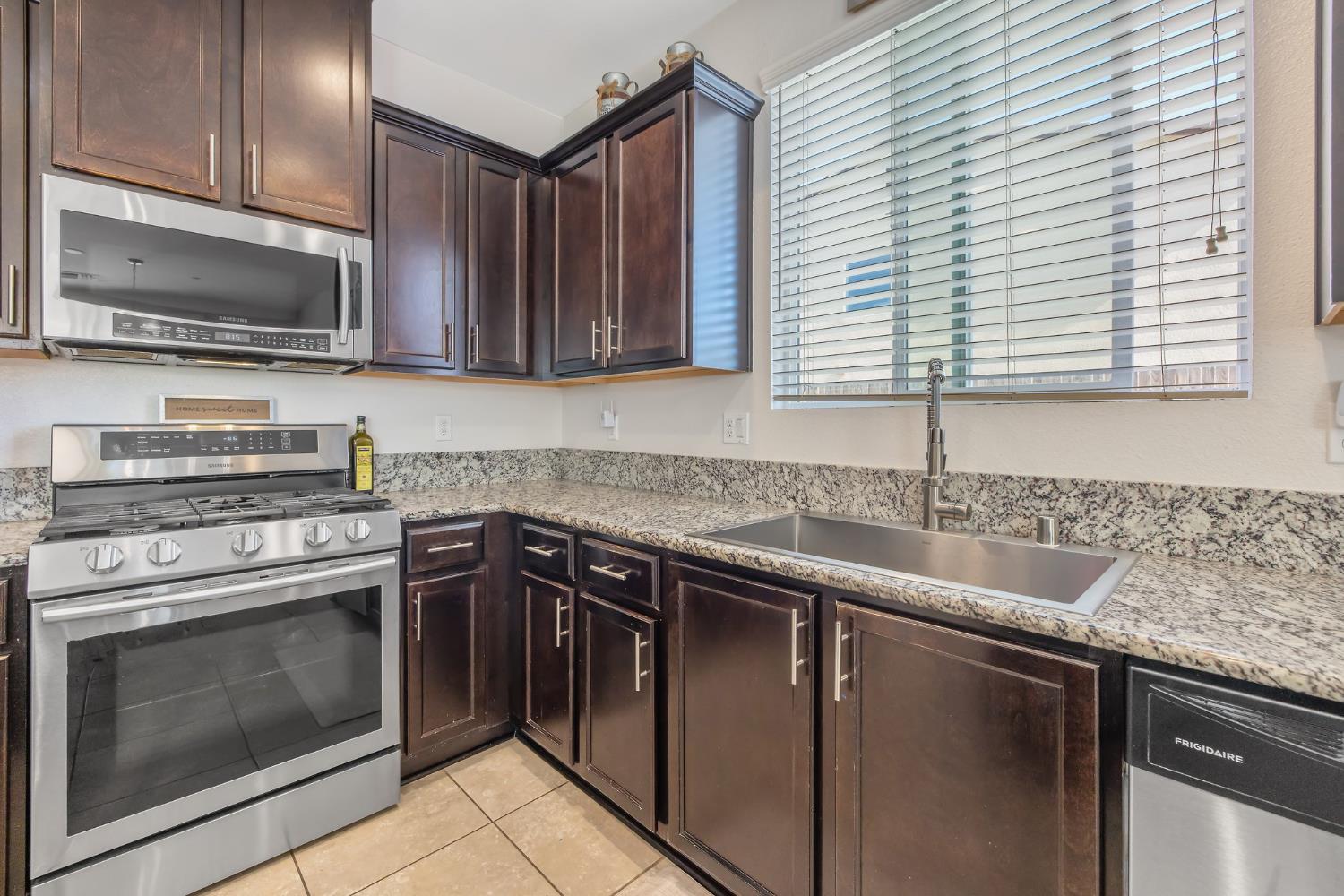 Detail Gallery Image 16 of 45 For 1066 Jade Way, Lemoore,  CA 93245 - 3 Beds | 2 Baths