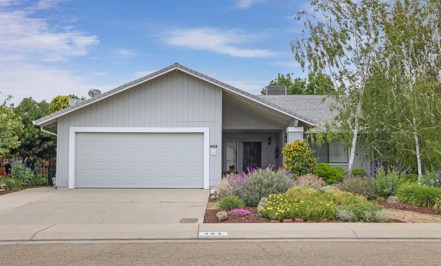 Detail Gallery Image 1 of 30 For 403 Valley Ave, Lodi,  CA 95240 - 3 Beds | 2 Baths
