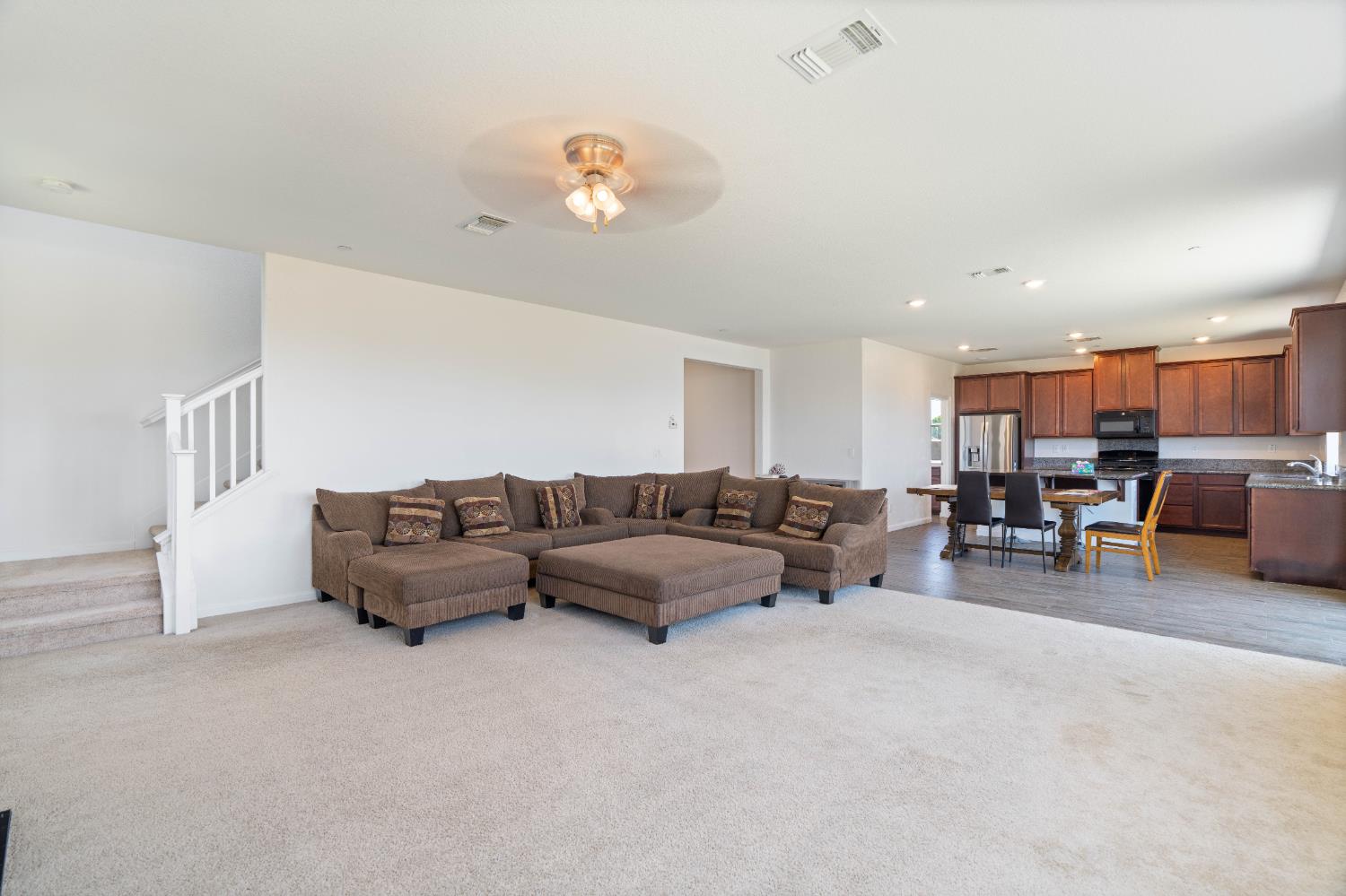 Detail Gallery Image 14 of 61 For 7753 Finnhorse Way, Sacramento,  CA 95828 - 4 Beds | 3 Baths
