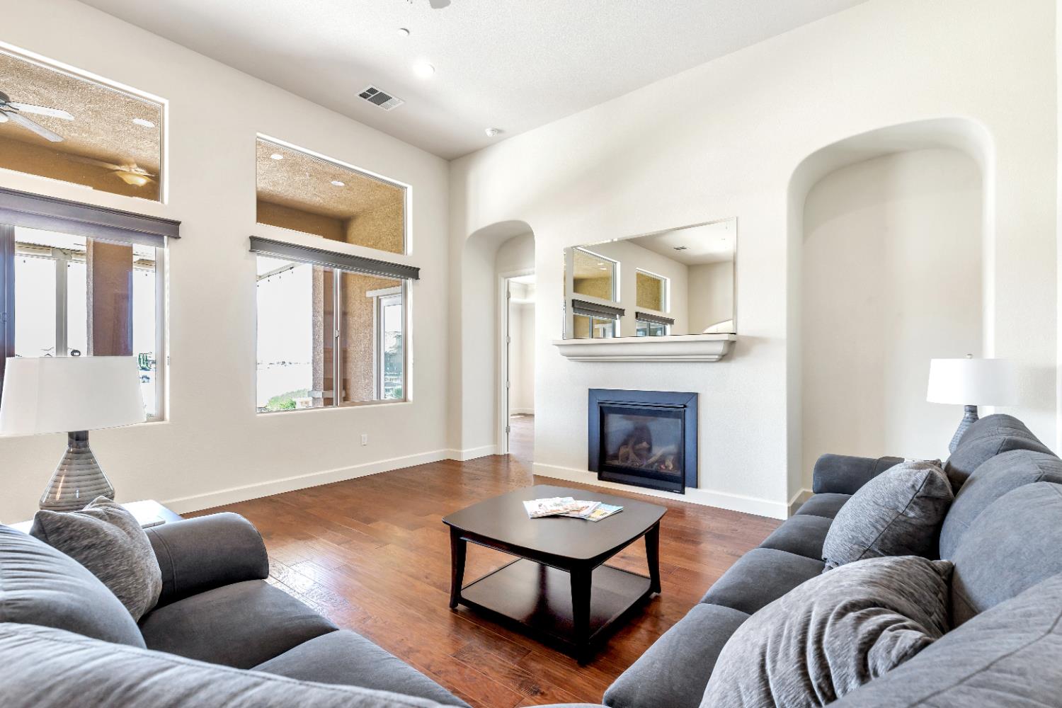 Detail Gallery Image 5 of 41 For 1587 Como Dr, Manteca,  CA 95337 - 3 Beds | 3/1 Baths