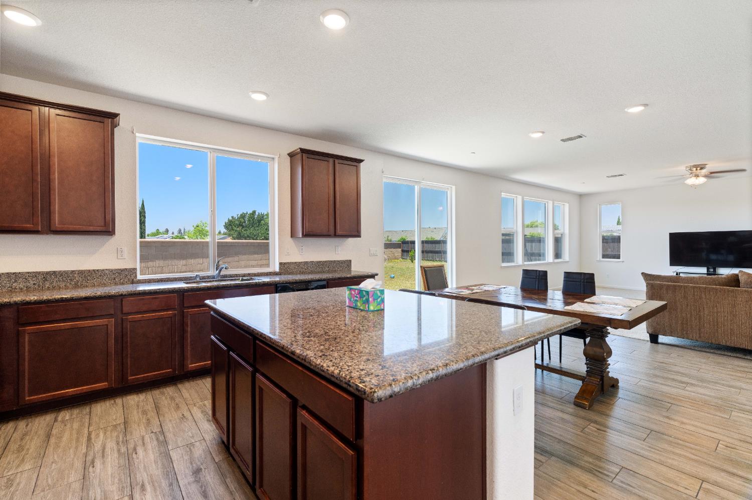Detail Gallery Image 19 of 61 For 7753 Finnhorse Way, Sacramento,  CA 95828 - 4 Beds | 3 Baths