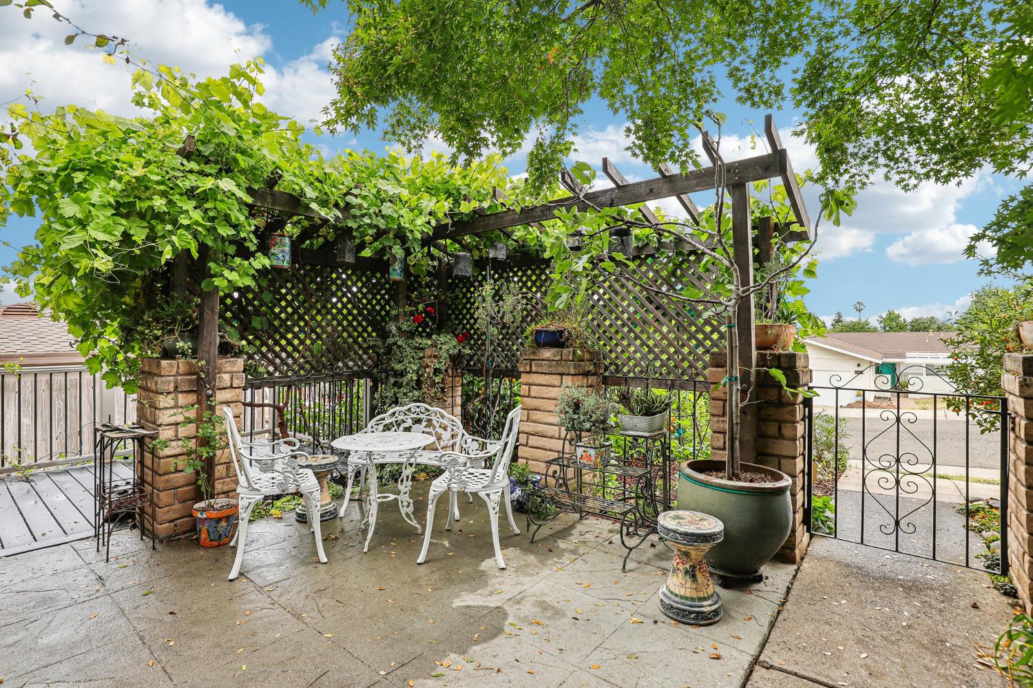 Detail Gallery Image 3 of 33 For 6942 Palmdell Way, Fair Oaks,  CA 95628 - 4 Beds | 2 Baths