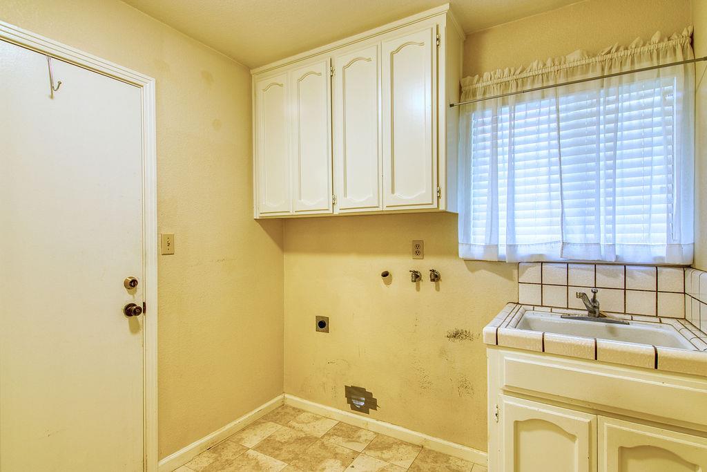 Detail Gallery Image 19 of 41 For 3100 Bridle Path Ln, Modesto,  CA 95356 - 3 Beds | 2/1 Baths