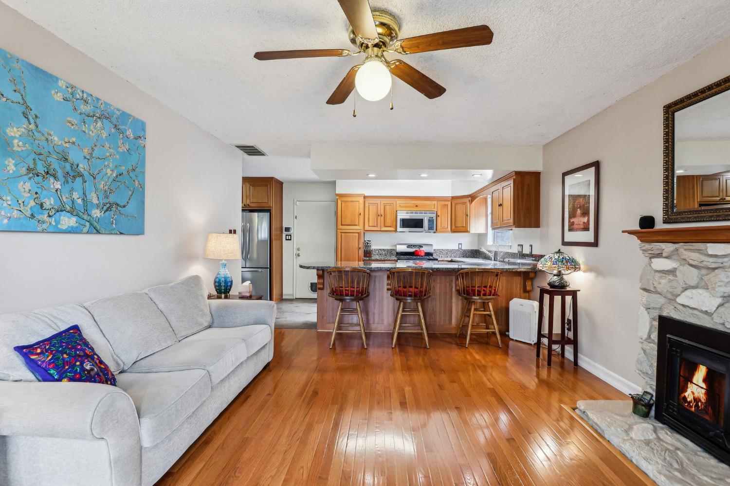 Detail Gallery Image 7 of 33 For 6942 Palmdell Way, Fair Oaks,  CA 95628 - 4 Beds | 2 Baths