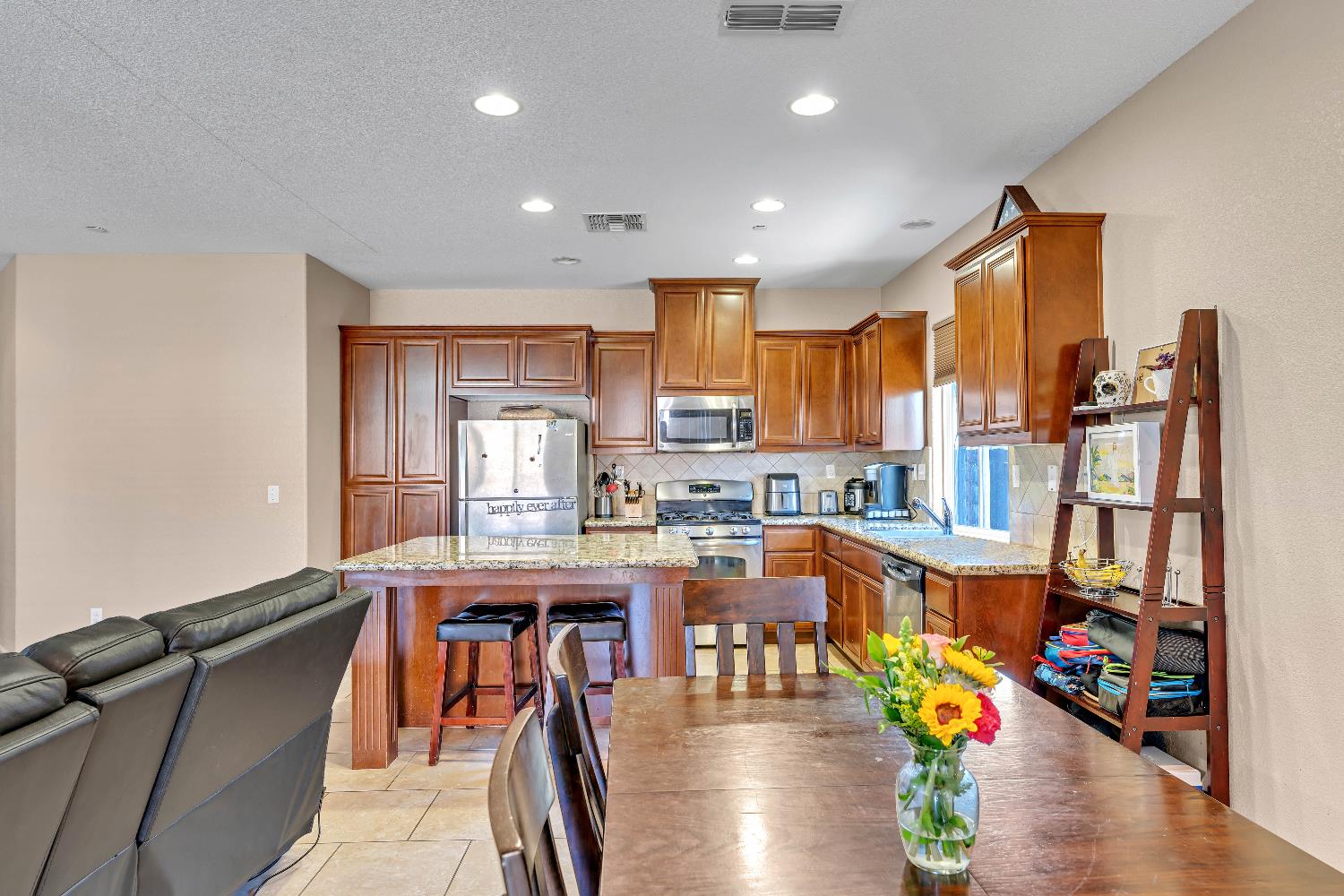 Detail Gallery Image 6 of 18 For 10406 Albert Dr, Stockton,  CA 95209 - 3 Beds | 2 Baths