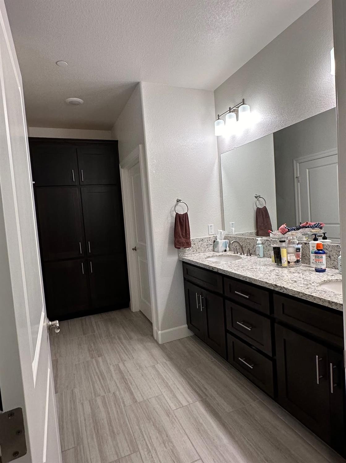 Detail Gallery Image 5 of 11 For 936 Hogan Rd, Galt,  CA 95632 - 2 Beds | 2/1 Baths