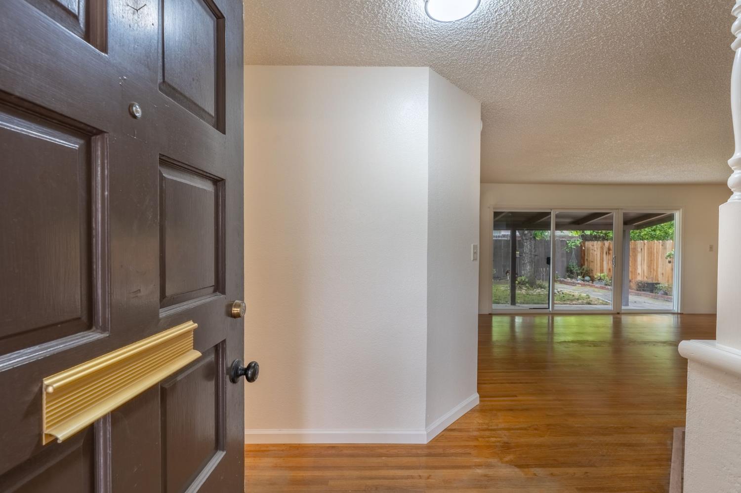 Detail Gallery Image 3 of 26 For 1610 Maplewood Dr, Modesto,  CA 95350 - 3 Beds | 2 Baths