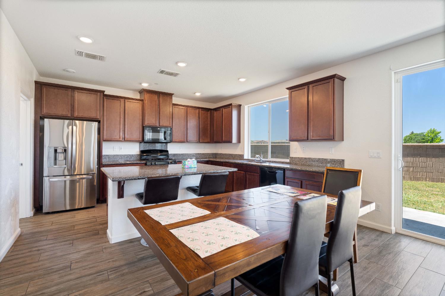 Detail Gallery Image 16 of 61 For 7753 Finnhorse Way, Sacramento,  CA 95828 - 4 Beds | 3 Baths