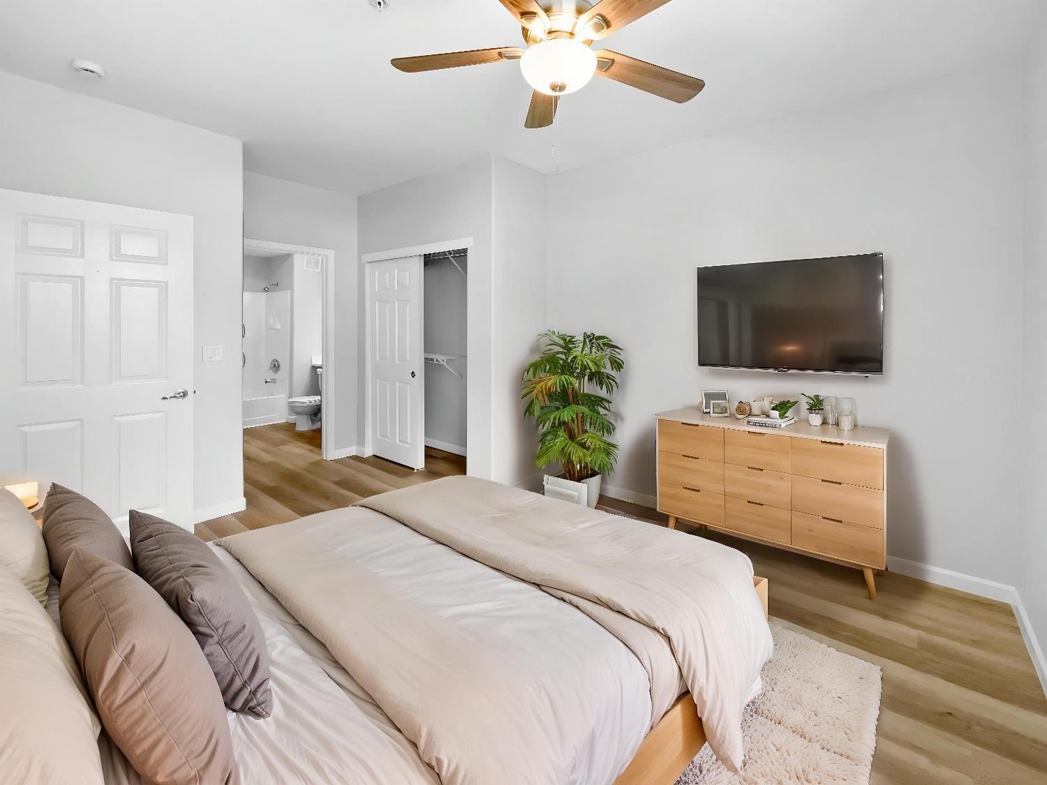 Detail Gallery Image 4 of 20 For 5201 Laguna Oaks Dr #5,  Elk Grove,  CA 95758 - 1 Beds | 1 Baths