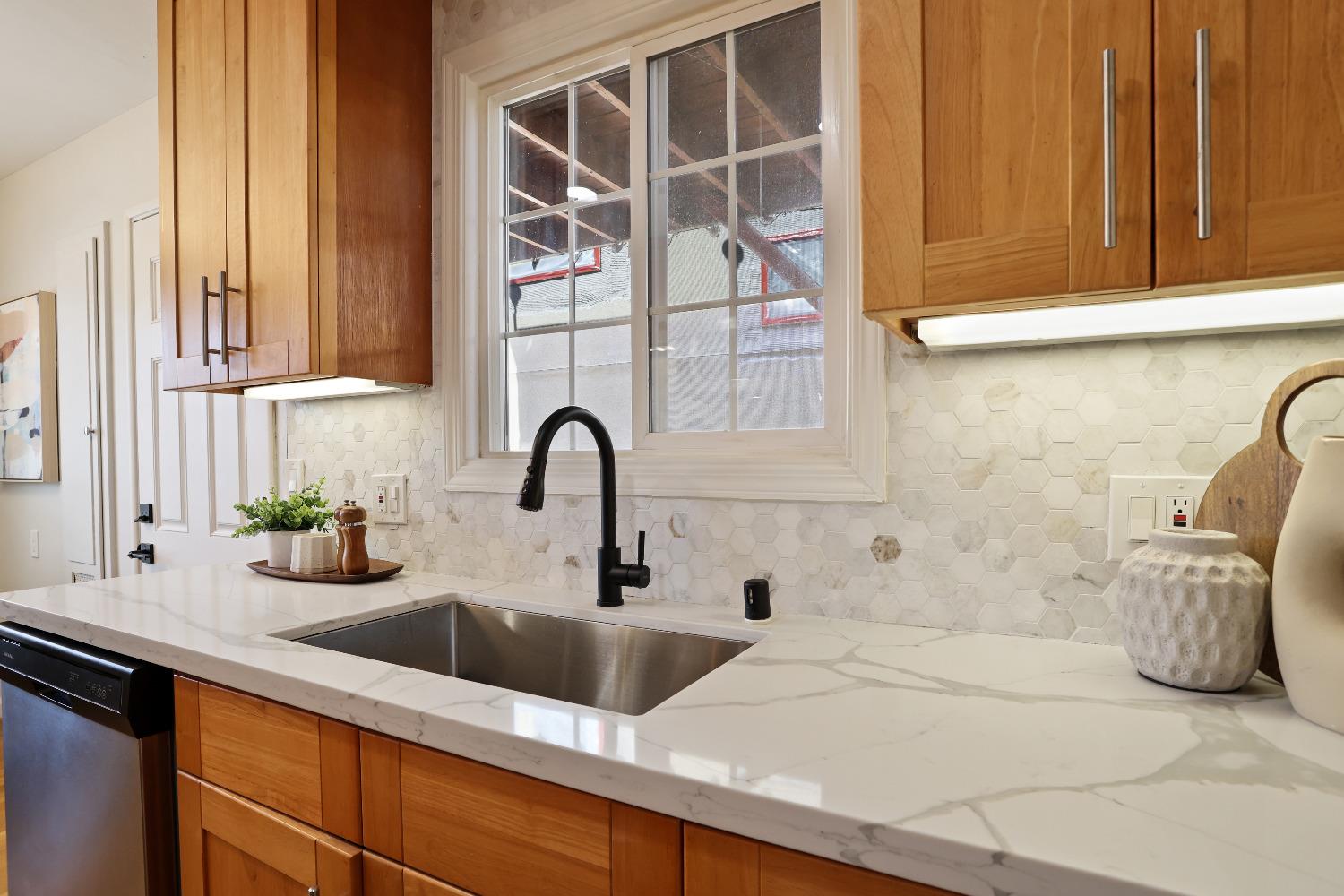 Detail Gallery Image 12 of 27 For 1644 San Pablo Ave #D,  Berkeley,  CA 94702 - 1 Beds | 1 Baths