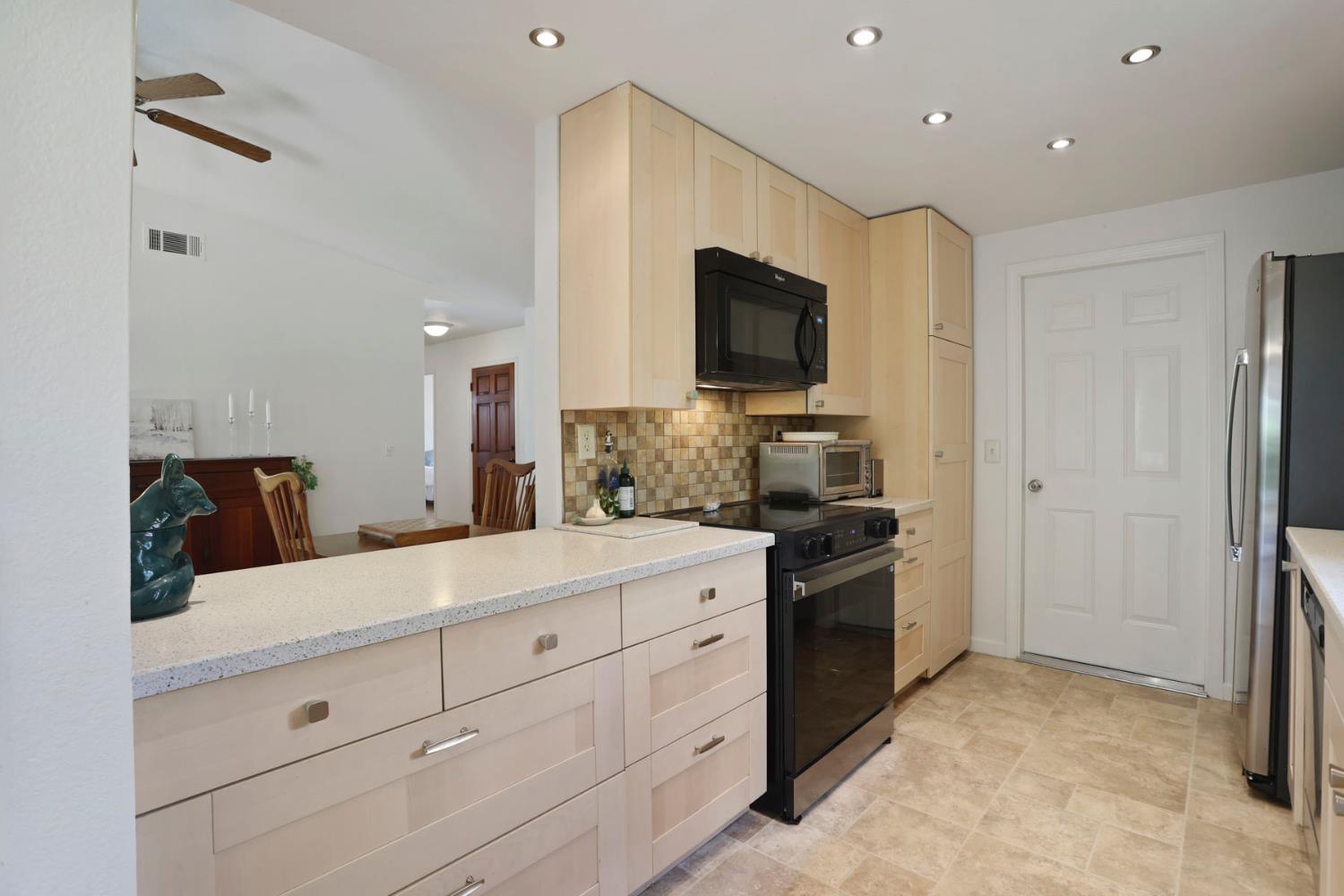 Detail Gallery Image 9 of 30 For 403 Valley Ave, Lodi,  CA 95240 - 3 Beds | 2 Baths