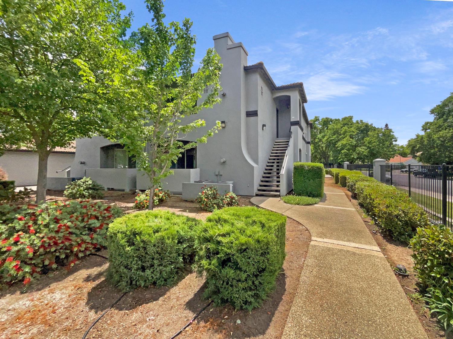 Detail Gallery Image 1 of 20 For 5201 Laguna Oaks Dr #5,  Elk Grove,  CA 95758 - 1 Beds | 1 Baths