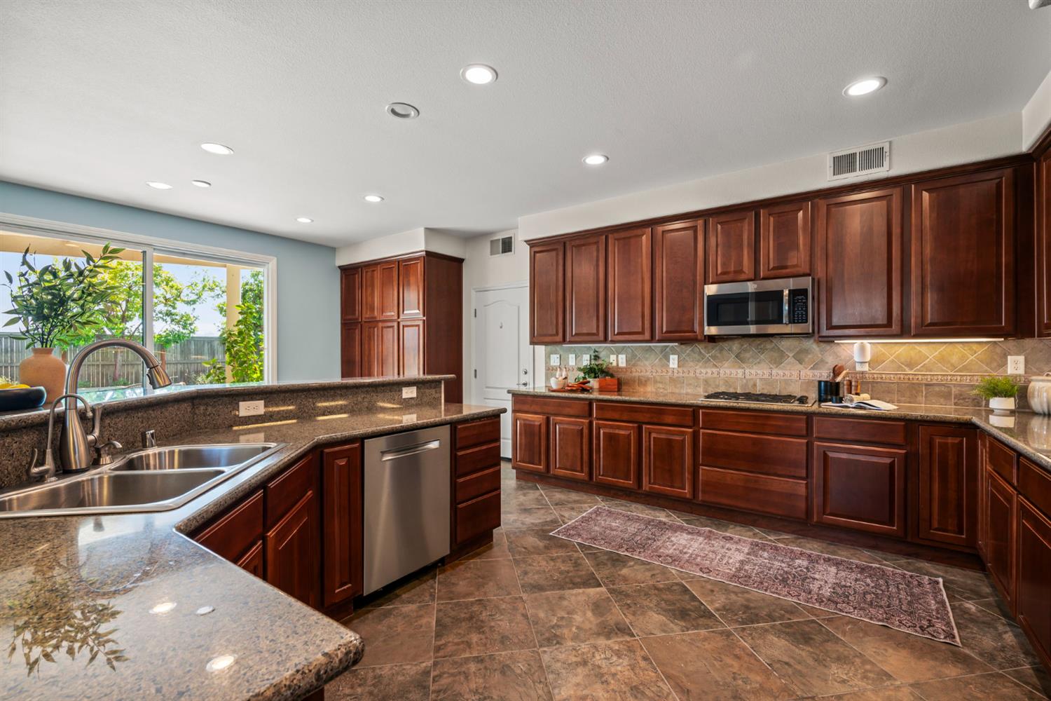 Detail Gallery Image 16 of 56 For 11896 Slate Falls Way, Rancho Cordova,  CA 95742 - 5 Beds | 3 Baths