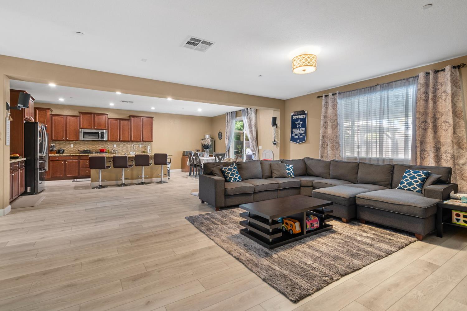 Detail Gallery Image 11 of 46 For 2317 Mathar Dr, Manteca,  CA 95337 - 5 Beds | 4/1 Baths