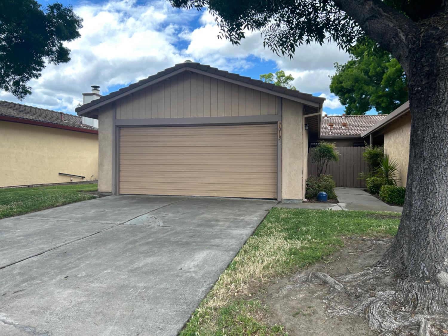Detail Gallery Image 1 of 17 For 7019 Village Green Dr #103,  Stockton,  CA 95210 - 2 Beds | 2 Baths