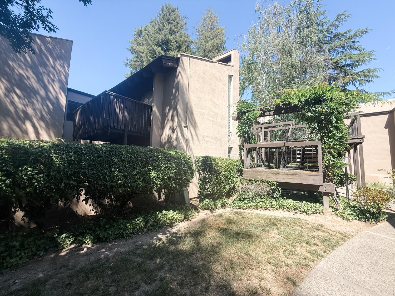 Detail Gallery Image 2 of 17 For 613 Woodside Sierra #5,  Sacramento,  CA 95825 - 1 Beds | 1 Baths