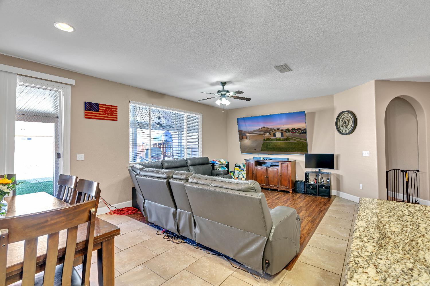 Detail Gallery Image 4 of 18 For 10406 Albert Dr, Stockton,  CA 95209 - 3 Beds | 2 Baths