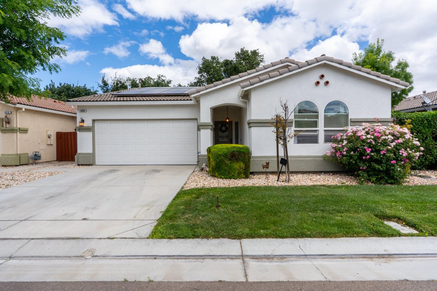 Detail Gallery Image 1 of 48 For 3008 La Vina Cir, Los Banos,  CA 93635 - 3 Beds | 2 Baths