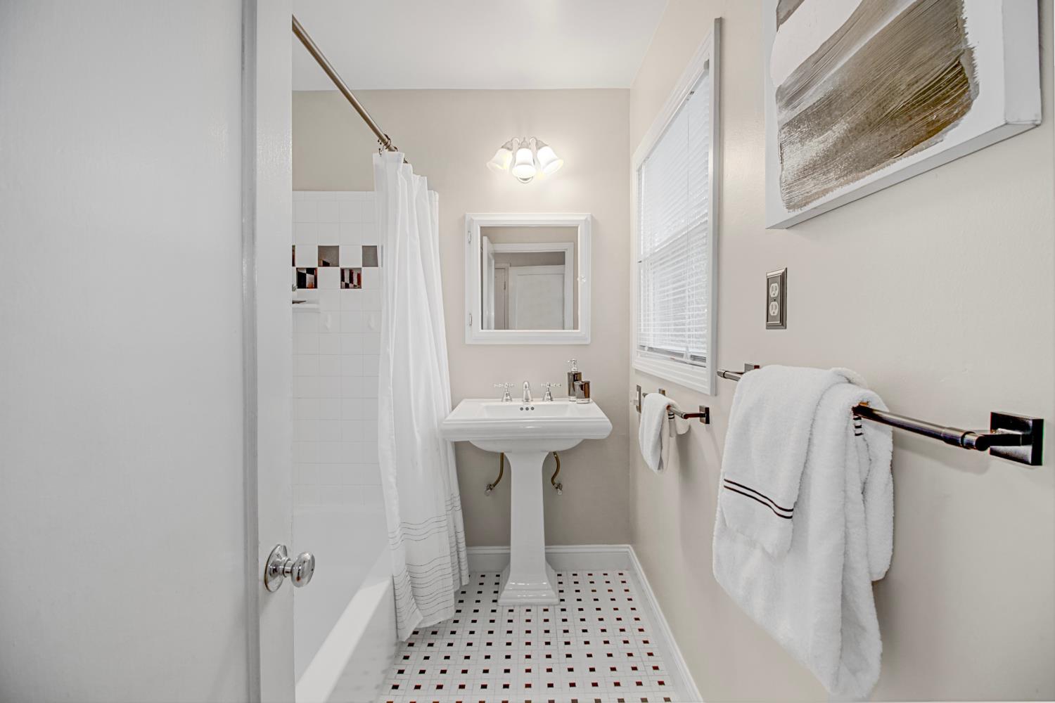 Detail Gallery Image 31 of 48 For 5960 12th Ave, Sacramento,  CA 95820 - 3 Beds | 1 Baths
