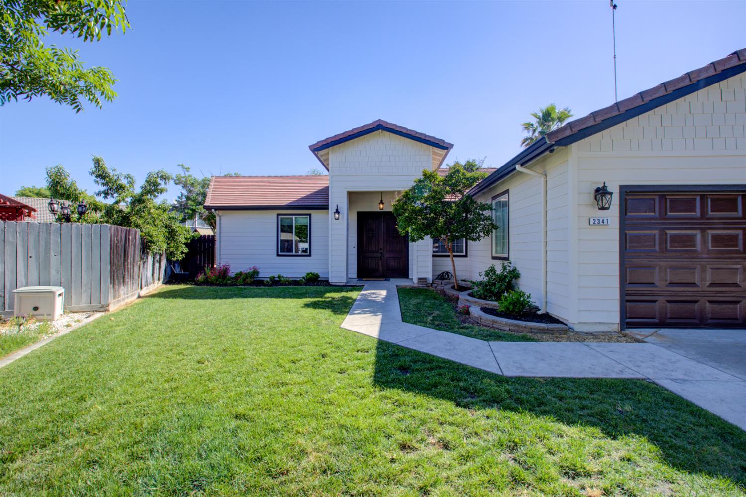 Detail Gallery Image 4 of 49 For 2341 Summersong Ct, Turlock,  CA 95382 - 6 Beds | 3 Baths