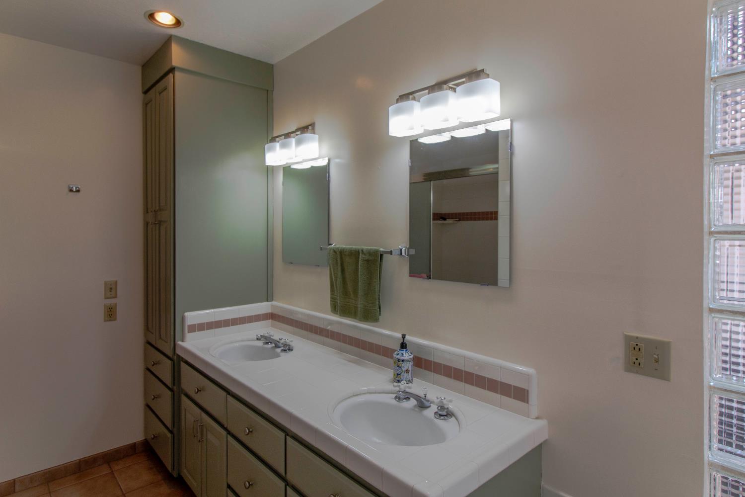 Detail Gallery Image 12 of 25 For 1997 Oxford St, Sacramento,  CA 95815 - 5 Beds | 3 Baths