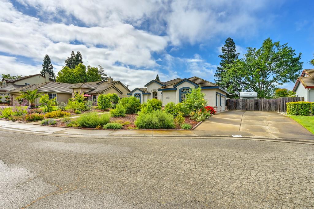 Detail Gallery Image 1 of 46 For 8958 Augustine Ct, Orangevale,  CA 95662 - 3 Beds | 2 Baths