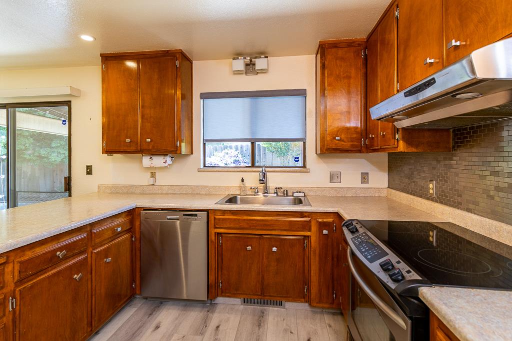 Detail Gallery Image 12 of 46 For 421 Becky Way, Waterford,  CA 95386 - 3 Beds | 2 Baths