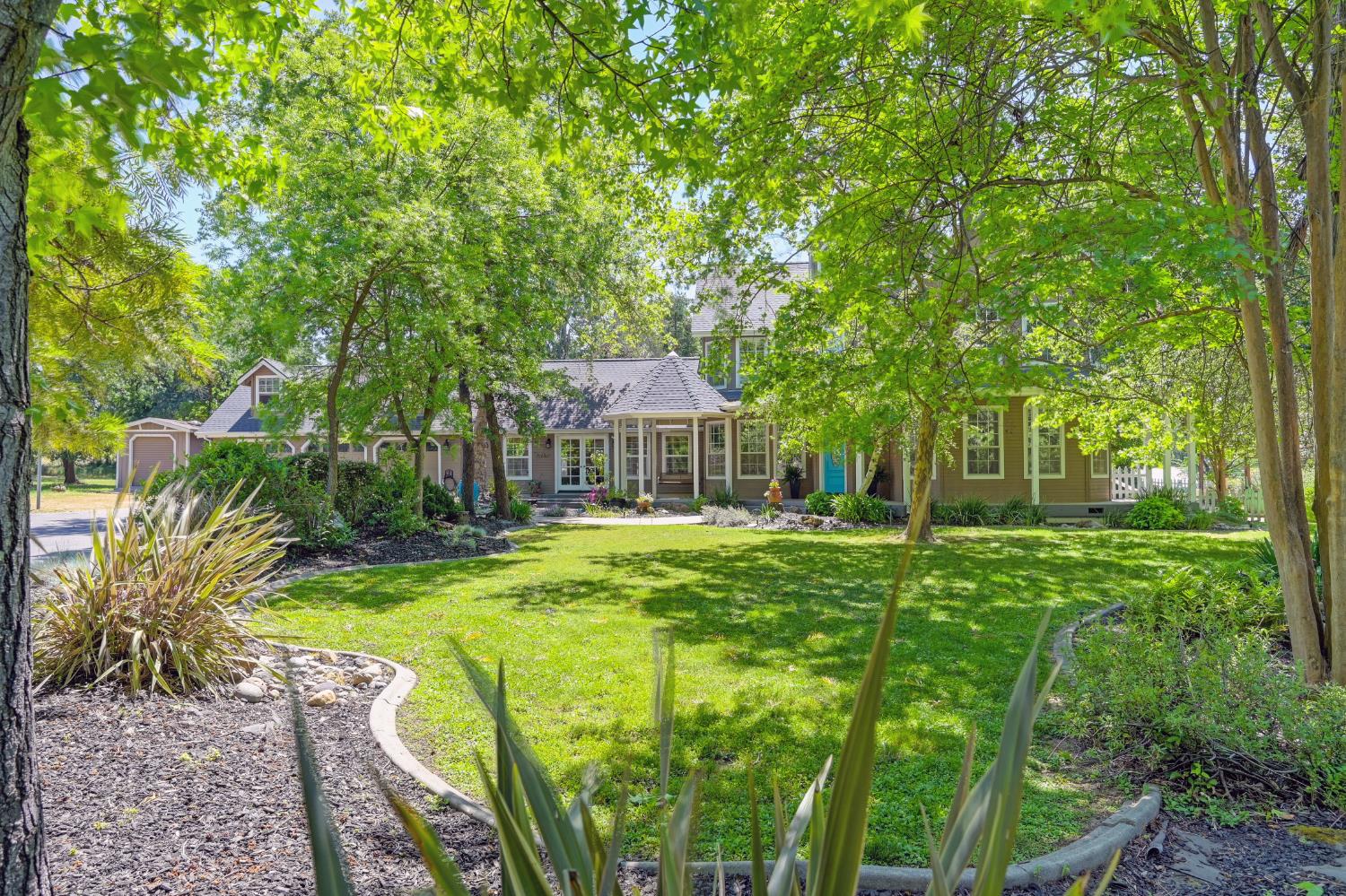 Detail Gallery Image 66 of 92 For 3710 Sutter Hill Ln, Carmichael,  CA 95608 - 4 Beds | 3/1 Baths