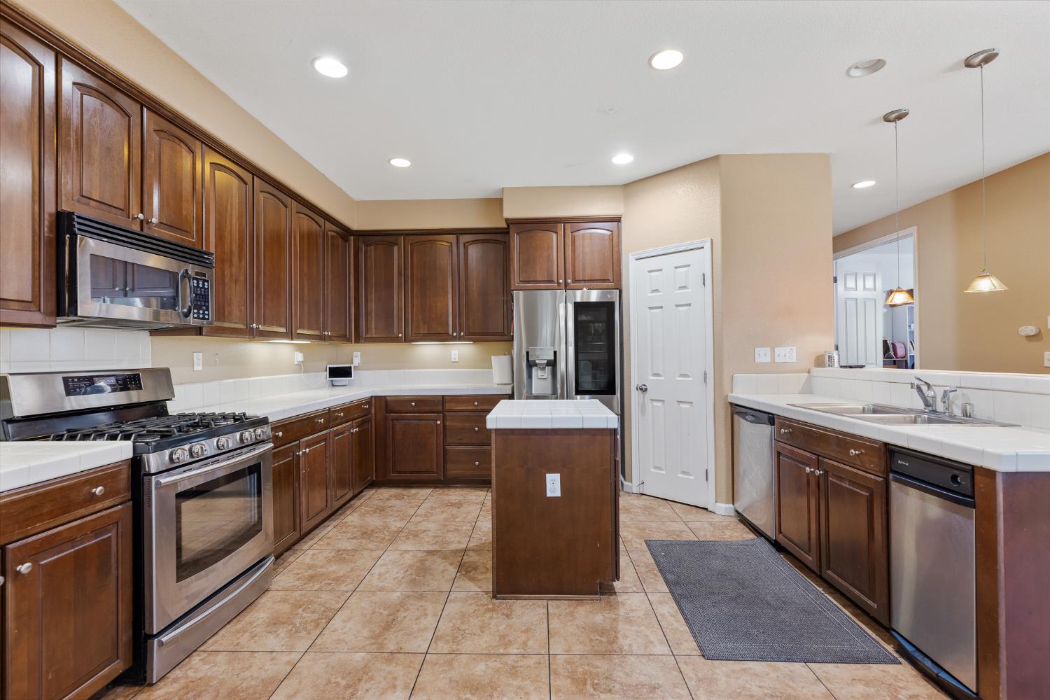 Massimo Circle, Stockton, California image 16
