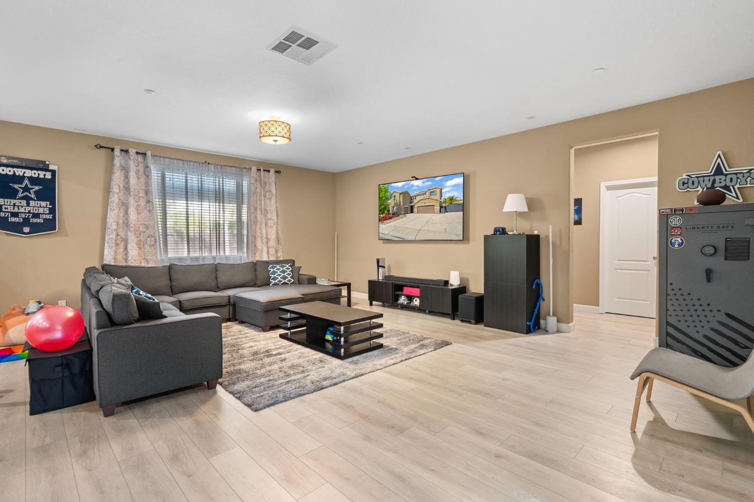 Detail Gallery Image 8 of 46 For 2317 Mathar Dr, Manteca,  CA 95337 - 5 Beds | 4/1 Baths